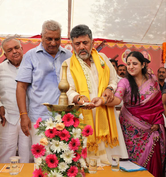 డీకే శివకుమార్‌కి మొదటి నుంచి భక్తి ఎక్కువ. తరచూ ఆలయాలకు వెళ్తుంటారు. అక్కడి వరకూ పర్వాలేదు. ఆయనకు ఈ భక్తి.. మరీ ఎక్కువగా ఉంది. అంటే.. తరచూ స్వాములు, మఠాలకు వెళ్లి ఆశ్వీర్వాదాలు తీసుకోవడం, జ్యోతిష్య సలహాలు పాటించడం వంటివి ఆయన జీవితంలో కనిపిస్తుంటాయి. ఇదే సమస్య అవుతోంది. సిద్ధరామయ్య రాజీనామా తర్వాత.. డీకే.. తన దీర్ఘకాలిక జ్యోతిష్యుడు అయిన బెళ్లూరు ద్వారకానాథ్ (రాజగురు ద్వారకానాథ్ గురూజీ) సలహా కోరారు. ఏ రోజు సీఎం పదవి చేపట్టాలి అనే అంశంపై జాతకం ప్రకారం తేదీ కోరినట్లు తెలిసింది. ఆయన మే 31, జూన్ 5, జూన్ 6 తేదీలను ఇచ్చారని సమాచారం. ఈ విషయం రాజకీయ వర్గాల్లో సంచలనం సృష్టించింది. ఎన్‌డీటీవీ, టైమ్స్ ఆఫ్ ఇండియా వార్తల ప్రకారం, ఈ జ్యోతిష్యుడు 40 ఏళ్లుగా శివకుమార్‌కు సలహాదారుడిగా ఉన్నాడు. డీకే జాతకం ఆధారంగా ఆయన దీర్ఘకాలం సీఎం పదవిలో ఉంటారని అంచనా వేశాడు.