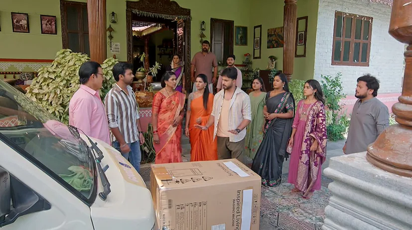 Illu Illalu Pillalu Serial June 1st Episode: 'ఇల్లు ఇల్లాలు పిల్లలు' జూన్ 1 ఎపిసోడ్లో, కొడుకు సాగర్ గీసిన సరిహద్దు గీతను చూసి రామరాజు, వేదవతిలు ఎమోషనల్ అవుతారు. ఇంతలో నర్మద తండ్రి ప్రసాద్ రావు సామాన్లు తీసుకొని రాగా, కుటుంబాన్ని ముక్కలు చేయడానికి వచ్చావా అంటూ నర్మద, వేదవతిలు అతనిపై మండిపడతారు; అయితే సాగర్ మాత్రం వేదవతి పుట్టింటి గురించి అవమానకరంగా మాట్లాడి ఆ సామాన్లను ఇంట్లోకి దించుతాడు. ఈ క్రమంలో సామాన్ల బాక్స్ సాగర్ కాలు మీద పడటంతో 'అమ్మ' అని అరుస్తాడు; దాంతో ధీరజ్ "అమ్మను అవమానించి, దెబ్బ తగలగానే ఆమెనే తలుచుకుంటావా" అని సాగర్కు గట్టిగా బుద్ధి చెప్తాడు. చివరగా, ప్రసాద్ రావు తెచ్చిన సామాన్లు మోసినందుకు కూలి రూపంలో ధీరజ్ రూ. 10,000 అడగడంతో ప్రసాద్ రావు మైండ్ బ్లాక్ అవ్వగా, ఆ డబ్బులో తిరుపతికి వచ్చే వాటాను ప్రేమ రకరకాల కారణాలు చెప్పి లాగేసుకోవడంతో ఈ ఎపిసోడ్ ముగుస్తుంది.
