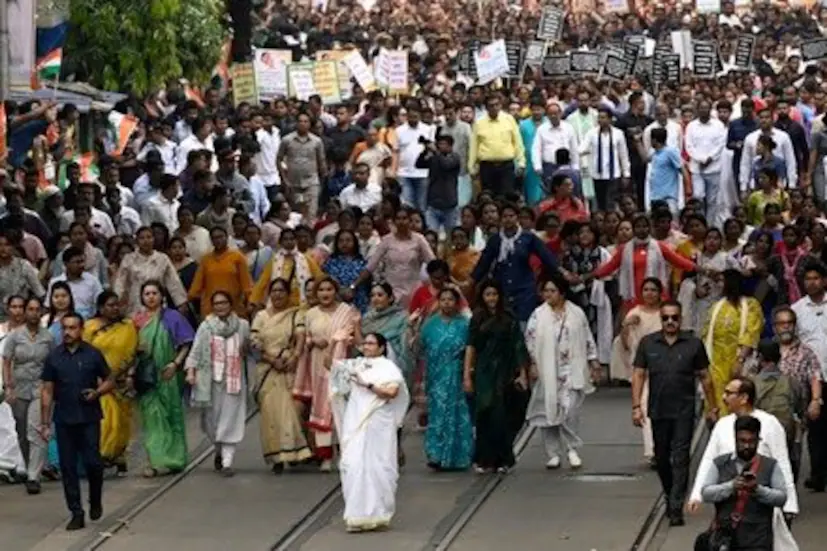 పశ్చిమ బెంగాల్ తిరుగుబాటు: 2026 పశ్చిమ బెంగాల్ అసెంబ్లీ ఎన్నికలలో ఘోర పరాజయం తర్వాత, తృణమూల్ కాంగ్రెస్ (టీఎంసీ)లోని అంతర్గత కలహాలు ఇప్పుడు పూర్తిగా అదుపుతప్పాయి. తన మేనల్లుడు అభిషేక్ బెనర్జీపై జరిగిన దాడి, పార్టీ నాయకుల భద్రతపై ఆందోళన వ్యక్తం చేస్తూ.. కోల్కతాలోని రాణి రస్మోని అవెన్యూలో వీధి పోరాటానికి దిగిన మమతా బెనర్జీ, ఇప్పుడు తన సొంత పార్టీలోనే ఒంటరి అయిపోయారు. మంగళవారం నిర్వహించిన ఈ 'మహాధర్నా' టీఎంసీలోని తీవ్రమైన అంతర్గత కలహాలను ప్రపంచం ముందు బట్టబయలు చేసింది. అసెంబ్లీలో 80 మంది ఎమ్మెల్యేలు, పార్లమెంటులో 29 మంది ఎంపీలు ఉన్న ఈ పార్టీలో,.. మహాధర్నాలో మమతా బెనర్జీతో కలిసి వేదిక పంచుకోవడానికి కేవలం 7గురు ఎమ్మెల్యేలు, కొద్దిమంది ఎంపీలు మాత్రమే హాజరయ్యారు.