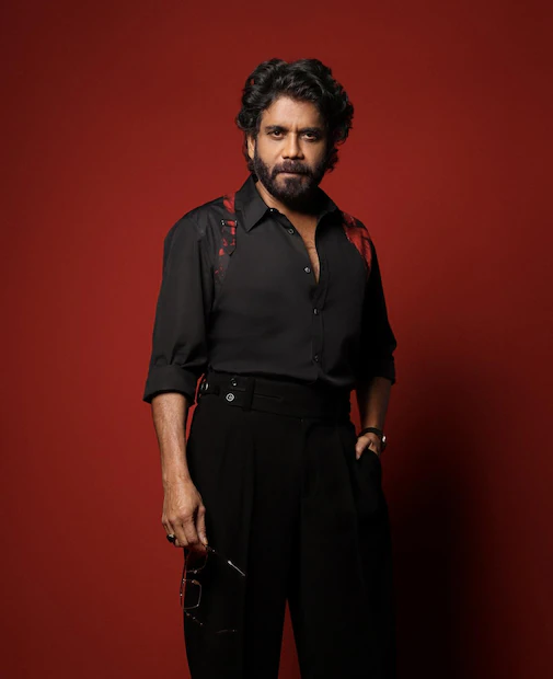 అయితే వైద్య నిపుణులు చెబుతున్న ప్రకారం, ఒక్క జ్యూస్ తాగడం వల్లనే జుట్టు రాలడం పూర్తిగా ఆగిపోతుందని చెప్పలేము. జుట్టు ఆరోగ్యం అనేది ఆహారం, వ్యాయామం, నిద్ర, జన్యుపరమైన అంశాలు, ఒత్తిడి స్థాయిలు వంటి అనేక కారణాలపై ఆధారపడి ఉంటుంది. అయినప్పటికీ నాగార్జున పాటిస్తున్న క్రమశిక్షణ, ఆరోగ్యకరమైన జీవనశైలి ఆయన యంగ్ లుక్కు ప్రధాన కారణమని అభిమానులు భావిస్తున్నారు. అందుకే 66 ఏళ్ల వయసులోనూ నాగార్జున ఇప్పటికీ మన్మథుడిగా కనిపిస్తూ అభిమానులను ఆకట్టుకుంటున్నారు. ఆయన ఫిట్నెస్, హెయిర్ కేర్ రొటీన్ ఇప్పుడు చాలా మందికి స్ఫూర్తిగా మారింది.