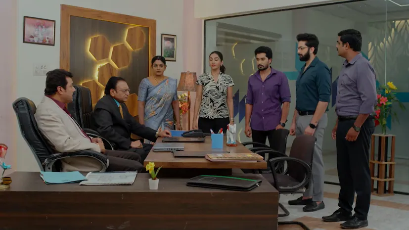 మొత్తానికి ఈ వారం 'కార్తీకదీపం 2' ఎపిసోడ్స్ అన్నీ జ్యోత్స్న కుట్రలు, సూరజ్ రివర్స్ మైండ్ గేమ్స్, దీపకు ఎదురైన ఊహించని పెద్ద గండంతో ముగిశాయి. ఫుడ్ ఆర్డర్ పేరుతో కస్టమర్ చేసిన మోసానికి దీప కంపెనీ నుంచి వెళ్ళిపోయే పరిస్థితి రావడం, సాయంత్రంలోగా ఫుడ్ అంతా సేల్ చేయాలంటూ శివన్నారాయణ కఠినమైన కండిషన్ పెట్టడం ప్రేక్షకులలో తీవ్ర ఉత్కంఠను రేకెత్తించింది. జ్యోత్స్న వెటకారానికి తగ్గకుండా, దీప పాత ఇడ్లీ కొట్టు అనుభవాల ఆధారంగా సూరజ్ ఆలోచించిన ఆ సరికొత్త ఐడియా ఏంటి? ఆ ప్లాన్తో దీప ఈ భారీ నష్టం నుండి ఎలా గట్టెక్కబోతోంది? అన్న ఆసక్తికరమైన ప్రశ్నలతో వచ్చే వారం ఎపిసోడ్లపై భారీ అంచనాలు నెలకొన్నాయి.