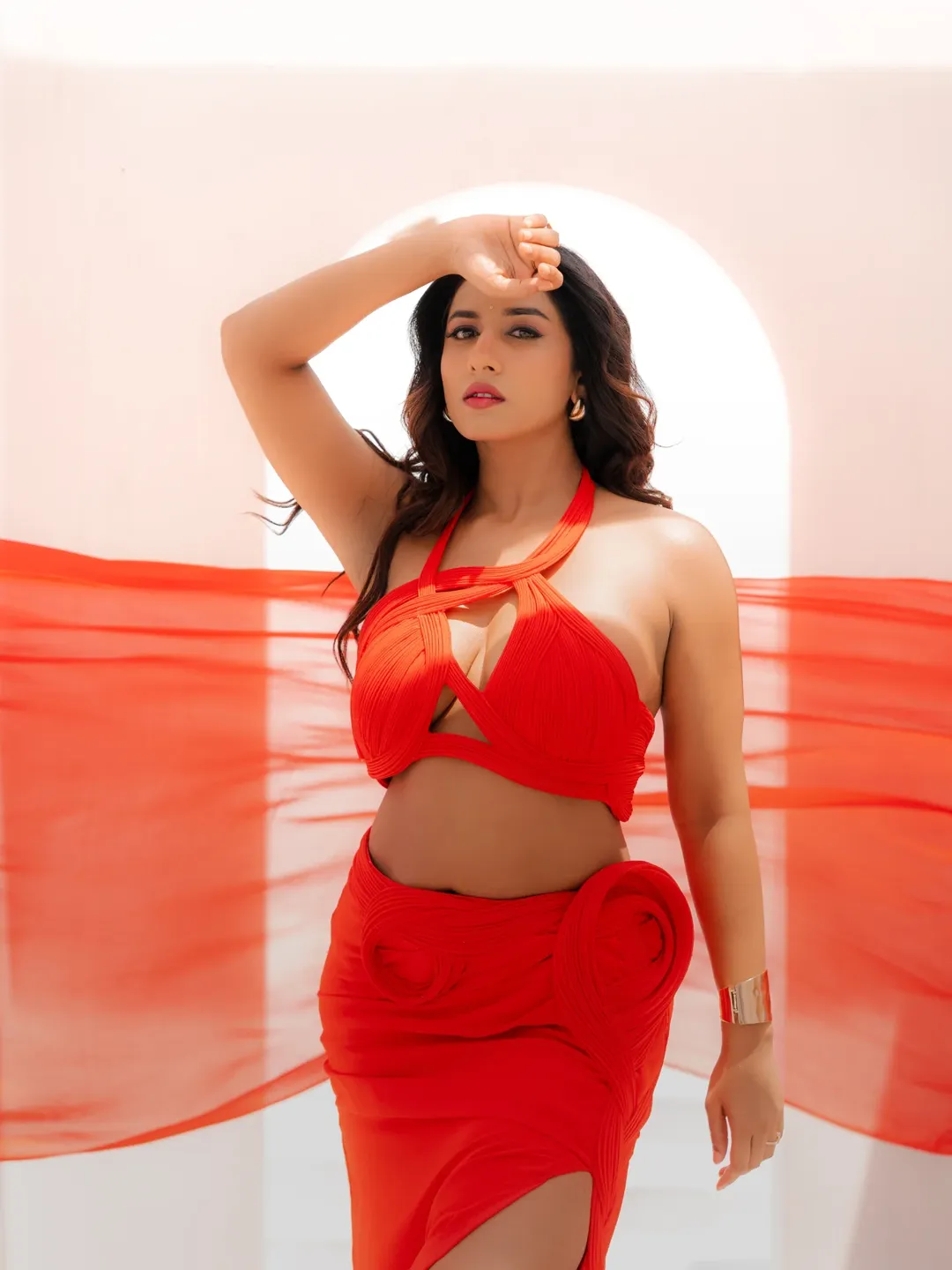 "ఒకరితో కలిసి జీవించలేకపోయామంటే వారిని శత్రువులుగా చూడాల్సిన అవసరం లేదు. మంచి జ్ఞాపకాలను, మంచి మనుషులను ఎందుకు కోల్పోవాలి?" అంటూ విష్ణుప్రియ చేసిన వ్యాఖ్యలు ప్రస్తుతం నెట్టింట హాట్ టాపిక్‌గా మారాయి. ప్రేమ, స్నేహం, అనుబంధాలపై ఆమె వ్యక్తం చేసిన అభిప్రాయాలు కొందరిని ఆశ్చర్యపరుస్తుండగా, మరికొందరు మాత్రం ఆమె ఆలోచనలను ప్రశంసిస్తున్నారు. ప్రేమ అనేది విడిపోయిన తర్వాత కూడా గౌరవం, స్నేహం రూపంలో కొనసాగుతుందని విష్ణుప్రియ చెప్పిన మాటలు ఇప్పుడు సోషల్ మీడియాలో చర్చనీయాంశంగా మారాయి.