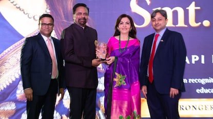 నీతా అంబానీకి AAPI హ్యూమనిటేరియన్ అవార్డు.. సిటీ కీతో గౌరవించిన మేయర్ జేన్ కాస్టర్