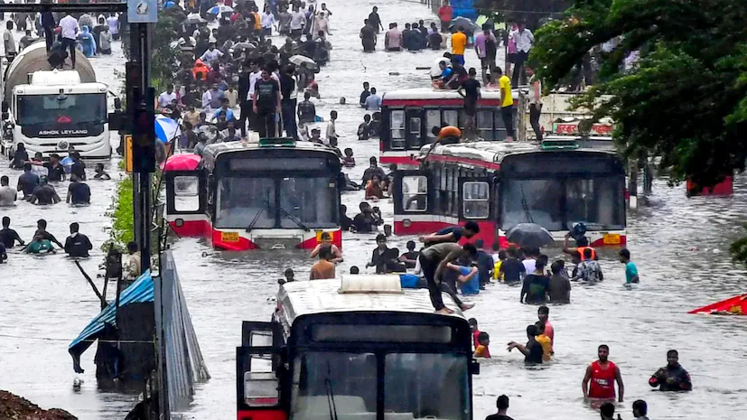 ముంబైలో నైరుతీ రుతుపవనాల ప్రభావంతో జులై 4 నుంచి 6 వరకు భారీ నుంచి అతి భారీ వర్షాలు కురుస్తున్నాయి. అందువల్ల భారత వాతావరణ శాఖ (IMD) రెడ్ అలర్ట్ జారీ చేసింది. ముంబై, థానే, పాల్ఘర్, రాయ్గఢ్ జిల్లాల్లో అతి భారీ వర్షాలు, 50-60 కి.మీ వేగంతో గాలులు వీస్తాయని హెచ్చరించింది. బ్రిహన్ముంబై మున్సిపల్ కార్పొరేషన్ (BMC) నేడు (జులై 6)న అన్ని ప్రభుత్వ, ప్రైవేటు, మున్సిపల్ స్కూళ్లు, కళాశాలలు మూసివేసింది. ఇది విద్యార్థుల భద్రత కోసం తీసుకున్న నిర్ణయం. థానే, పాల్ఘర్ జిల్లాల్లో కూడా స్కూళ్లు, కాలేజీలకు సెలవు ప్రకటించారు.