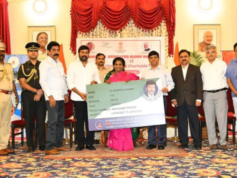 కొందరు తెలుగు, కన్నడ, తమిళ సినీ ప్రముఖులు మాత్రం అభిమానాన్ని సరైన మార్గంలో నడిపిస్తున్నారు. ఉదాహరణకు మెగాస్టార్ చిరంజీవినే తీసుకుంటే.. దశాబ్దాలుగా ఆయన ఫ్యాన్స్.. ఎన్నో సామాజిక, సేవా కార్యక్రమాలు, అన్నదానాలు, రక్త దానాల వంటివి చేస్తూ.. అభిమానం అంటే ఇలా ఉండాలి అనిపిస్తున్నారు. ఇదే విధంగా రజనీకాంత్, విజయ్ లాంటి నటులు కూడా తమ ఫ్యాన్స్తో మంచి పనులు చేయిస్తున్నారు. ఇలాంటి చర్యలను ప్రజలు స్వాగతిస్తారు. ఈ అభిమానానికి అందరూ సపోర్ట్ చేస్తారు. కానీ థియేటర్లు తగలబడేలా, ప్రమాదం ముంచుకొచ్చేలా చేసే చర్యల్ని ప్రజలు ఎట్టి పరిస్థితుల్లో సమర్థించరు. ప్రభుత్వాలు కూడా.. ఇలాంటి వాటిని తేలిగ్గా తీసుకోకూడదు. లైట్ తీసుకుంటే, ఏదో ఒక రోజు ఇలాంటి ఘటనే పెను ప్రమాదానికి కారణం కాగలదు.