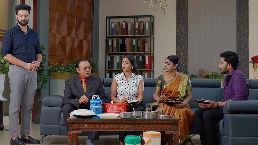 Karthika Deepam Serial August 9th Episode: 'కార్తీకదీపం 2' సీరియల్ ఈ వారం ఎపిసోడ్లలో (ఆగష్టు 3 నుండి ఆగష్టు 8 వరకు) అనూహ్యమైన మలుపులతో కథ ఆసక్తికరంగా సాగింది. సూరజ్ అనాధ అని తెలిసినప్పటికీ అతడి మంచి మనసు, క్యారెక్టర్ నచ్చి జ్యోత్స్నతో పెళ్లి చేయడానికి ఇంట్లోని పెద్దలంతా సిద్ధమవుతారు. మరోవైపు జ్యోత్స్న మాత్రం సూరజ్ ని తీవ్రంగా అసహ్యించుకుంటూ అతడిని అవమానించి ఇంట్లోంచి పంపించేస్తుంది. అయితే, శ్రీధర్ దత్తత తీసుకుంటానని అనడం, పారిజాతం నిజం బయటపెడతానని బెదిరించడం వంటి పరిణామాల మధ్య సూరజ్ పెళ్లి ప్రతిపాదనను తిరస్కరించడం కథలో ఉత్కంఠను పెంచింది. జ్యోత్స్న మనసులో కార్తీక్ ఉన్నాడని, ఆమె ఇష్టపూర్వకంగా ఒప్పుకుంటేనే పెళ్లి చేసుకుంటానని సూరజ్ కండిషన్ పెట్టడంతో ఈ వారం డ్రామా మరింత రసవత్తరంగా మారింది. (Photo Credit: karthika deepam serial Star maa / Jio + Hotstar)