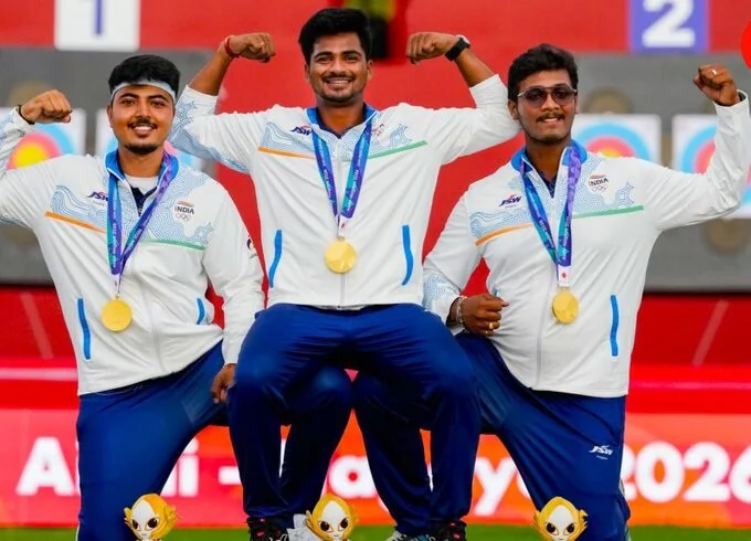 कधी काळी सरावाच्या धनुष्यबाणासाठी पैसे नव्हते, म्हणून ज्या आईने स्वतःच्या अंगावरचे दागिने गहाण ठेवले, त्याच आईच्या संघर्षाचे पांग फेडत साताऱ्याच्या साहिल जाधवने जपानमध्ये सुरू असलेल्या २०२६ च्या आशियाई क्रीडा स्पर्धेत भारताला एक नव्हे, तर तब्बल दोन सुवर्णपदके मिळवून दिली. साहिलचं कौतुक करावं तेवढं कमी आहे. देशभरात साहिलची प्रेरणादायी कहाणी घराघरात सांगितली जात आहे.