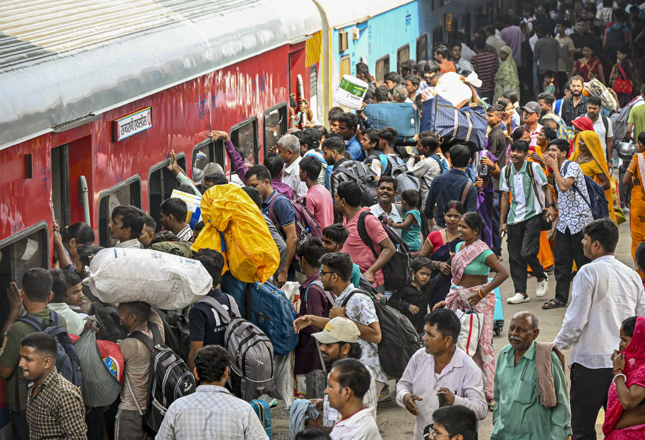 Railway special trains 2026, Tirupati train ticket availability, Arunachalam train berths, festival season train booking, South Central Railway updates, vacant berths in special trains, తిరుపతి రైలు టికెట్లు, అరుణాచలం ప్రత్యేక రైళ్లు, రైల్వే బెర్తుల ఖాళీ వివరాలు, తిరుపతి దర్శనం, అరుణాచలం ట్రైన్స్, అరుణాచలం రైళ్లు