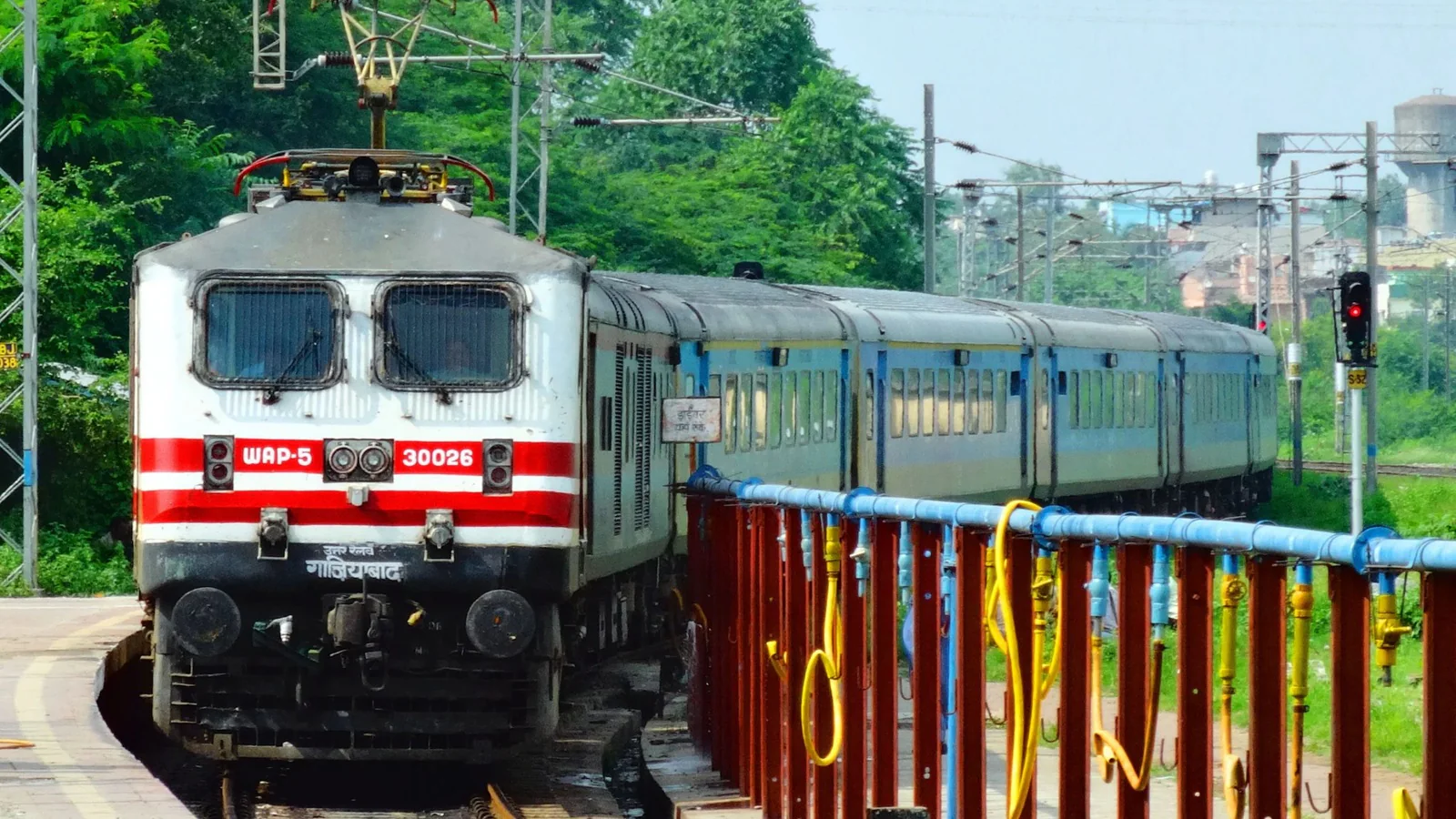 Dasara special trains 2026, Diwali special train tickets, South Central Railway latest news, vacant berths in special trains, festival special train booking, special trains to Tirupati, Secunderabad to Kakinada train, దసరా ప్రత్యేక రైళ్లు 2026, దీపావళి ట్రైన్ టికెట్ బుకింగ్, దక్షిణ మధ్య రైల్వే తాజా వార్తలు, స్పెషల్ ట్రైన్లలో ఖాళీ బెర్తులు, పండగ ప్రయాణ రైలు రిజర్వేషన్, తిరుపతి వెళ్లే ప్రత్యేక రైళ్లు